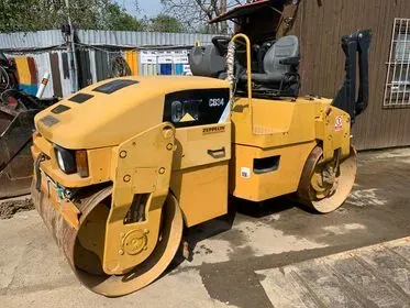 Caterpillar CB 34/ 2010/ vibratory roller (1)