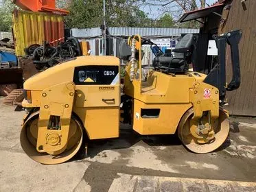 Caterpillar CB 34/ 2010/ vibratory roller (2)