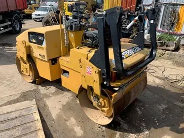 Caterpillar CB 34/ 2010/ vibratory roller (3)