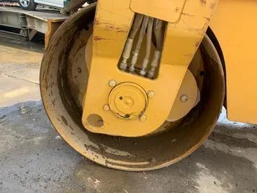 Caterpillar CB 34/ 2010/ vibratory roller (31)