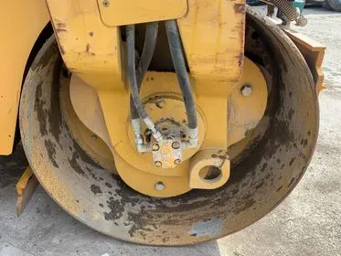 Caterpillar CB 34/ 2010/ vibratory roller (32)