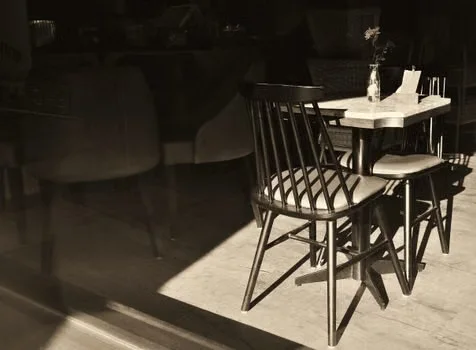 Empty table at a cafe