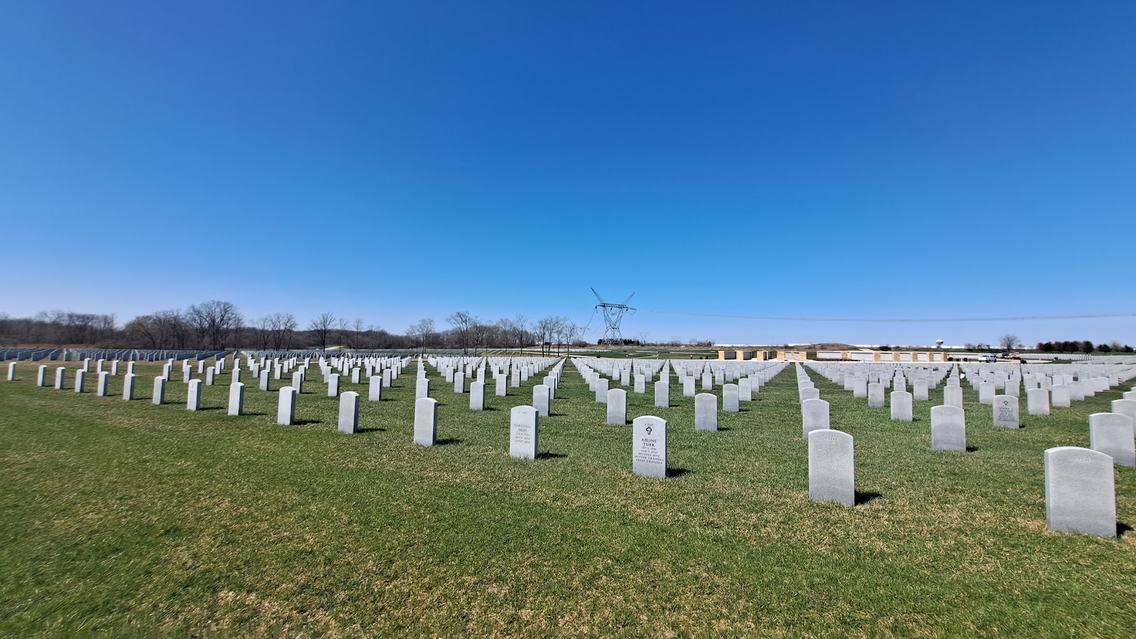 Abraham Lincoln National Cemetery cemetery grounds and headstones