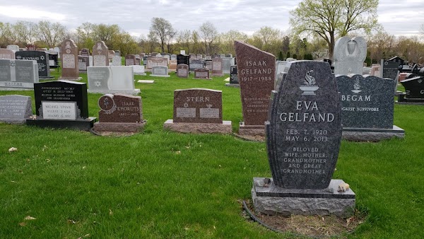 Adath Chesed Shel Emes Cemetery grounds