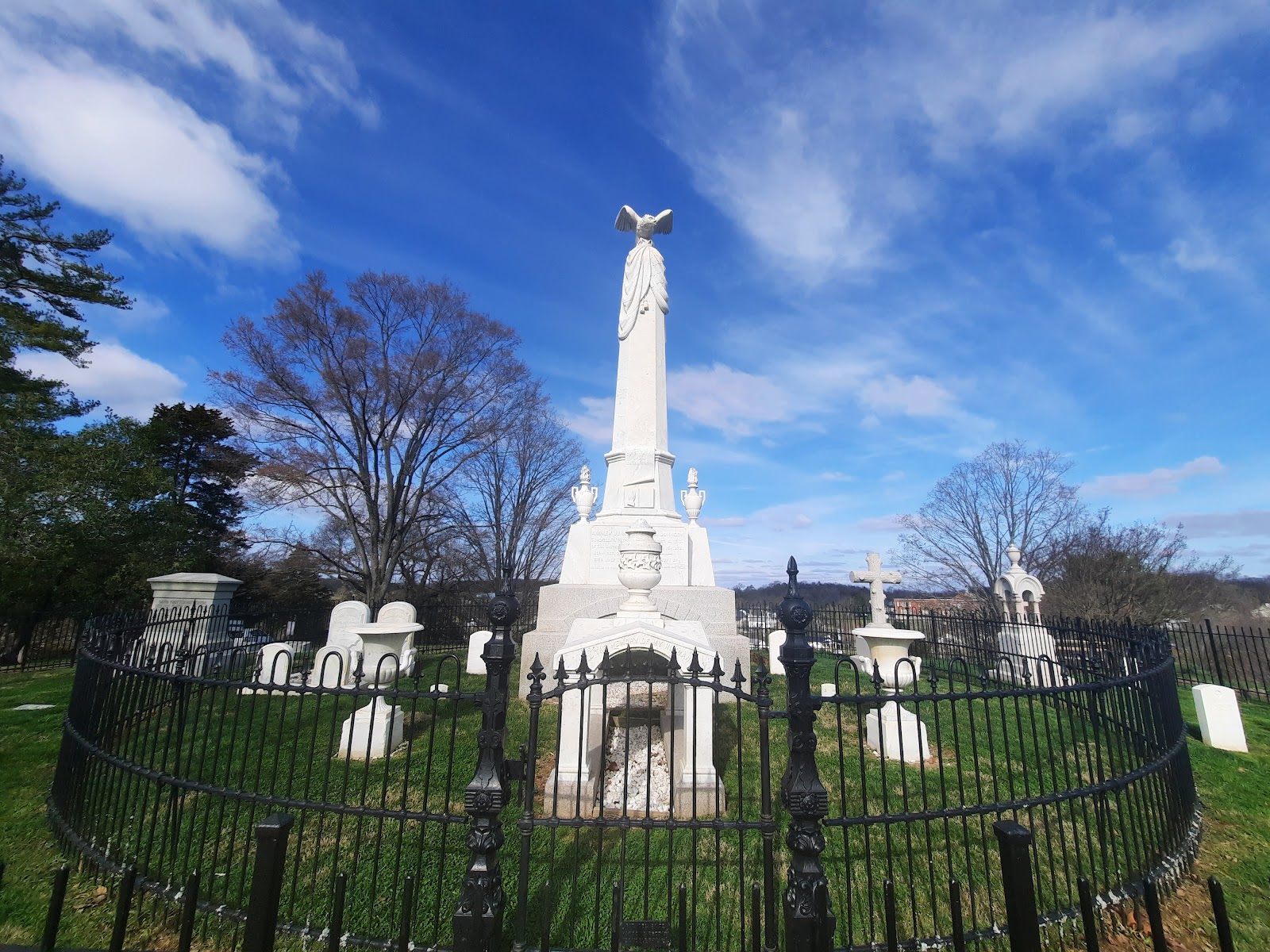 Andrew Johnson National Cemetery cemetery grounds and headstones
