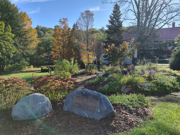 Ashland Memorial Park grounds