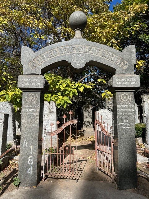 Baron Hirsch Cemetery grounds