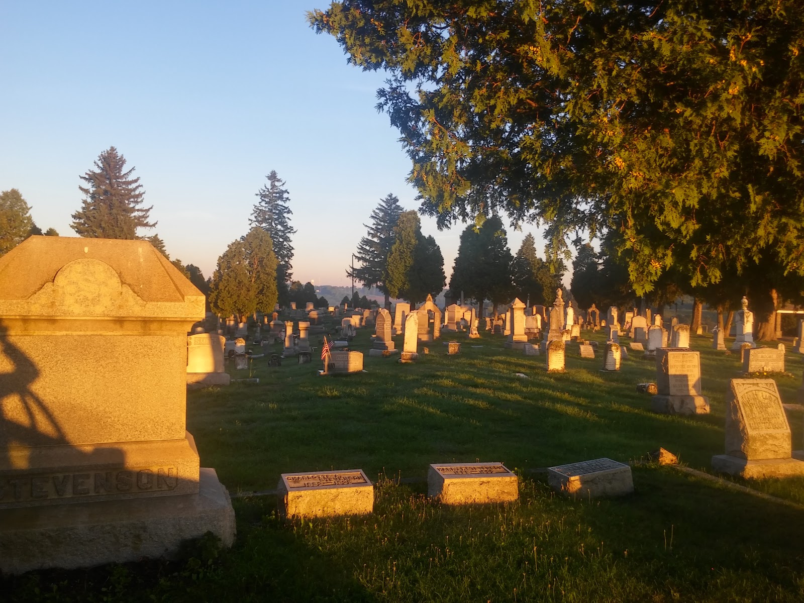 Beechwoods Cemetery headstone and grounds