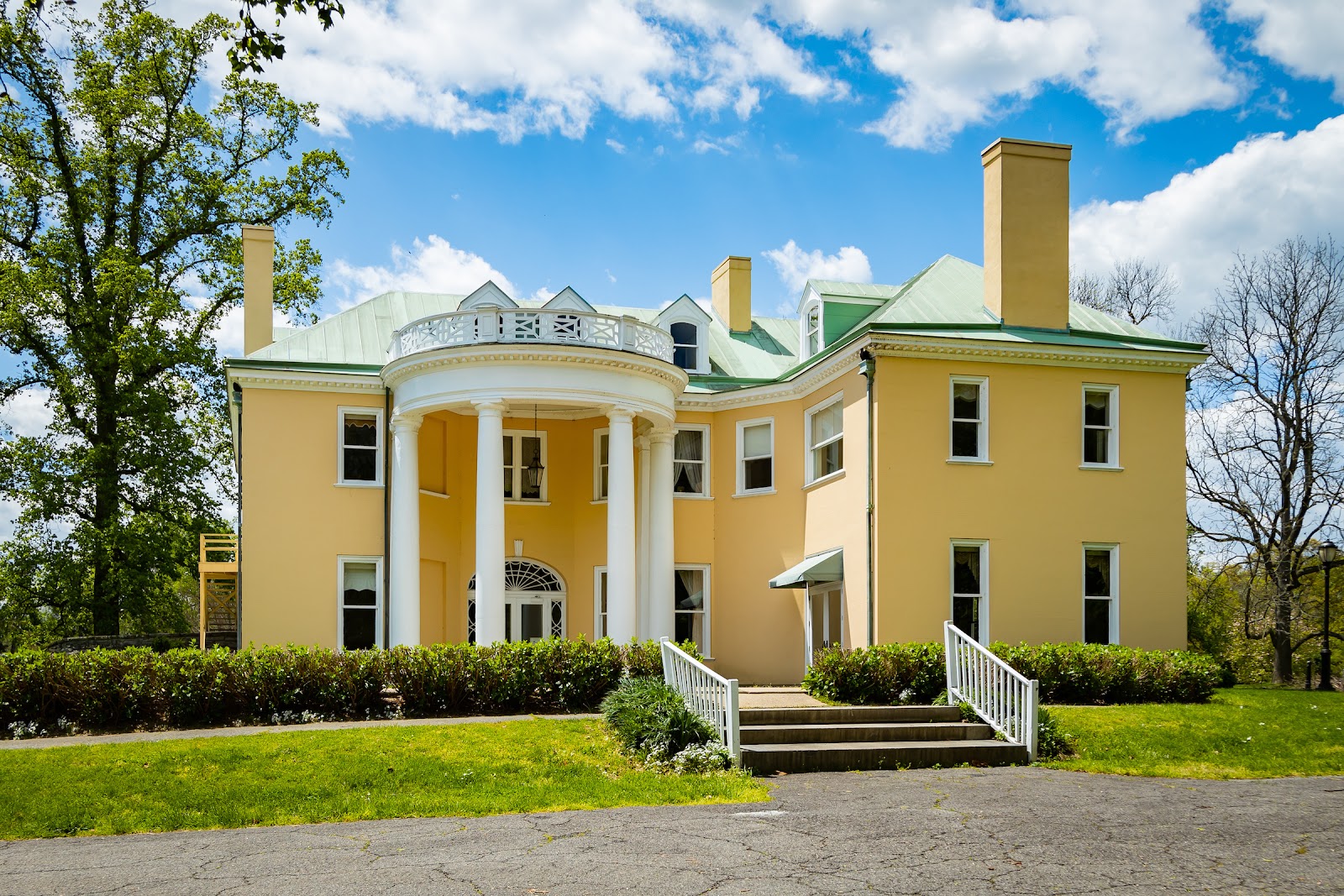 Bellevue State Park cemetery grounds and headstones