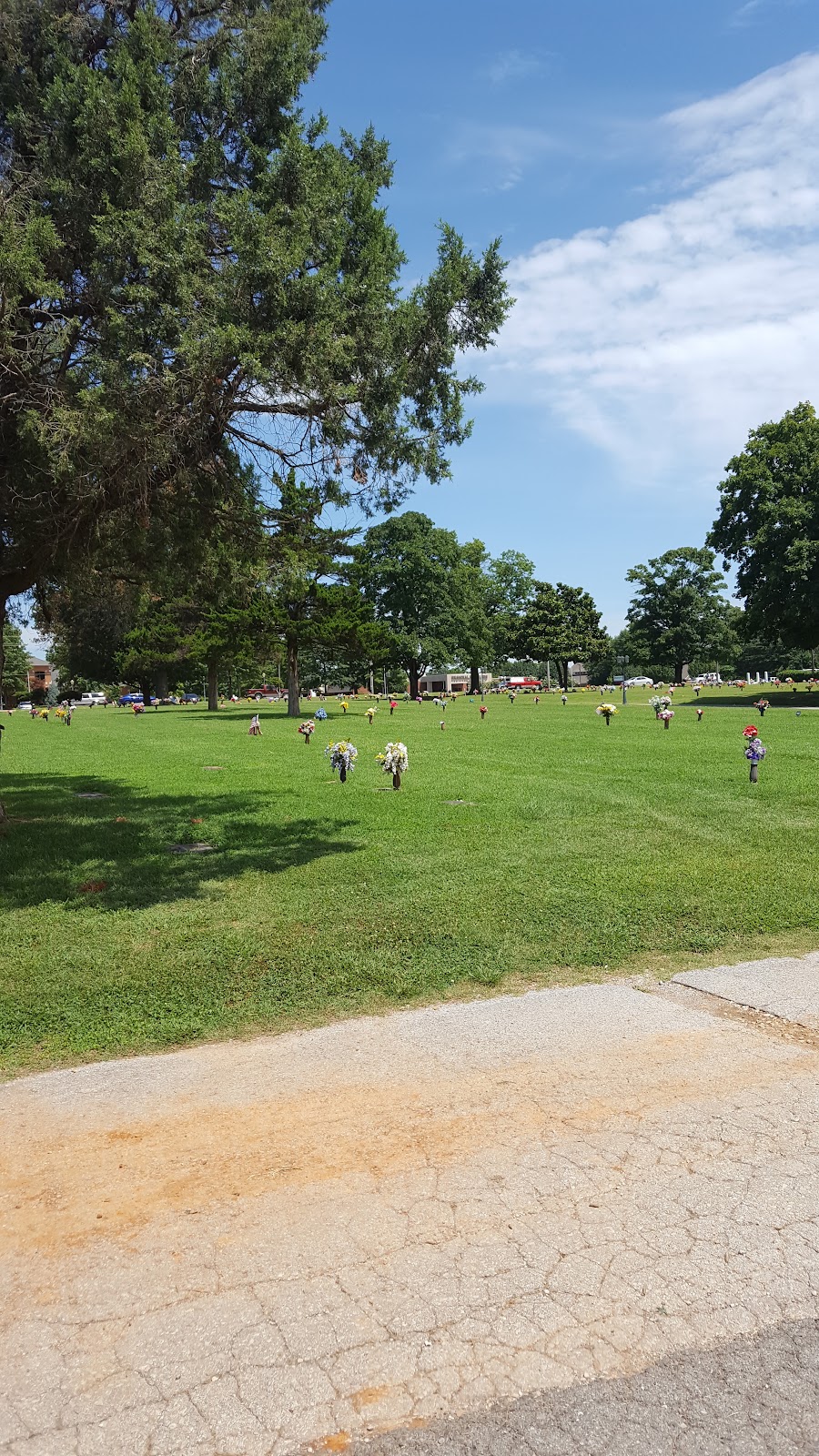 Benton County Memorial Park cemetery grounds and headstones