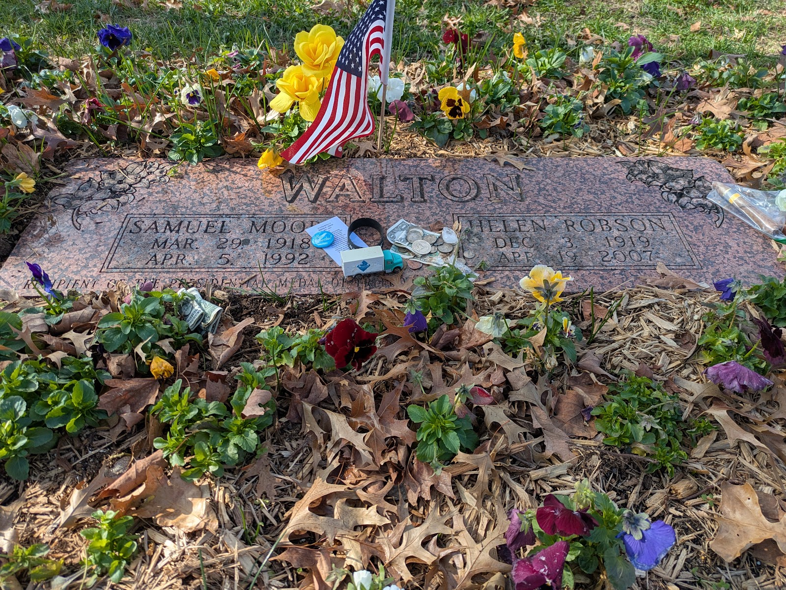 Bentonville Cemetery cemetery grounds and headstones