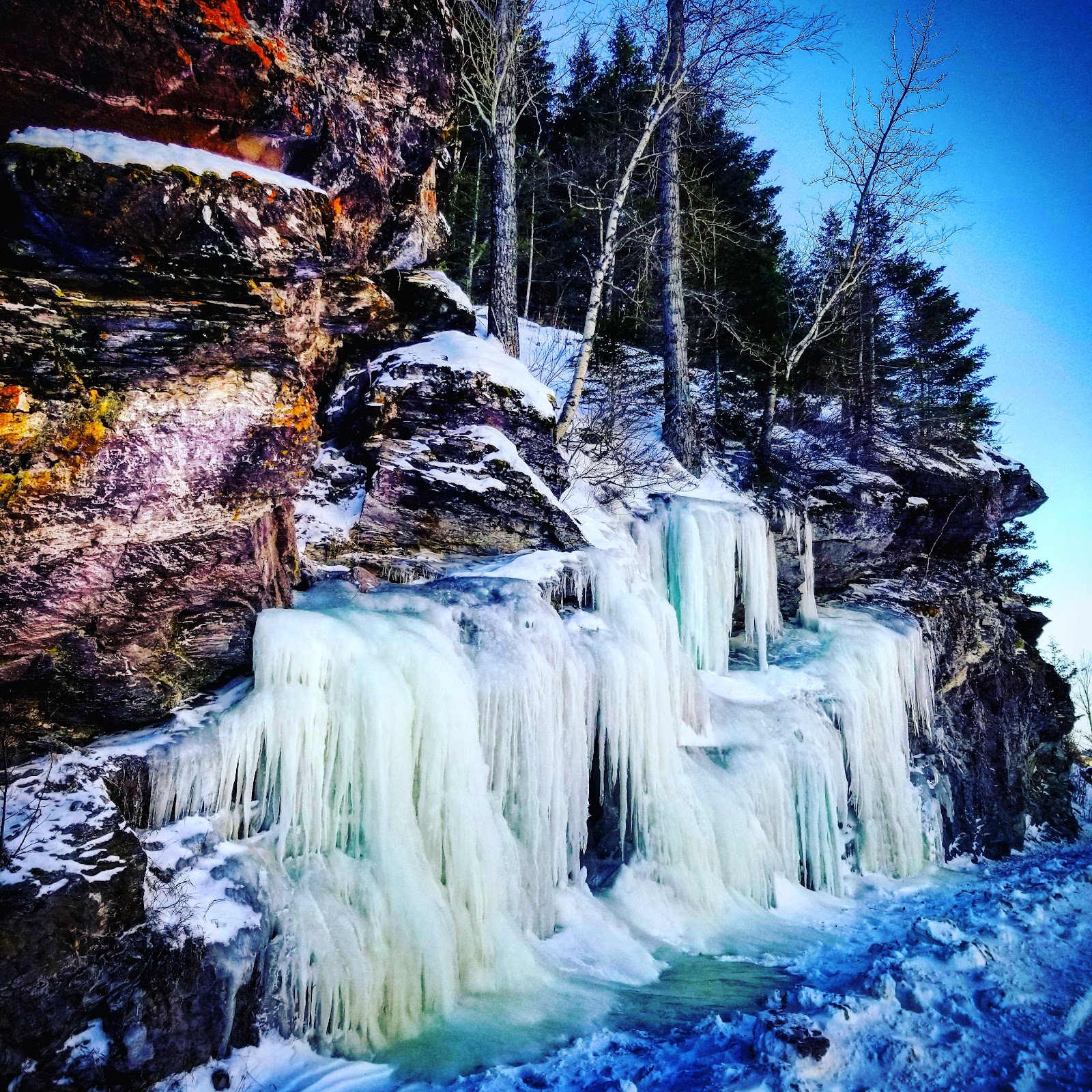Berne Roadside Park cemetery grounds and headstones