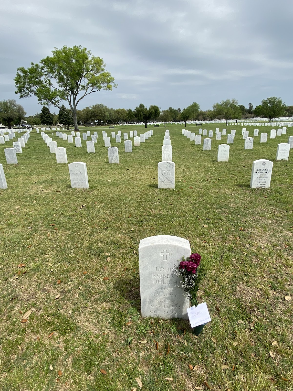 Biloxi National Cemetery cemetery grounds and headstones