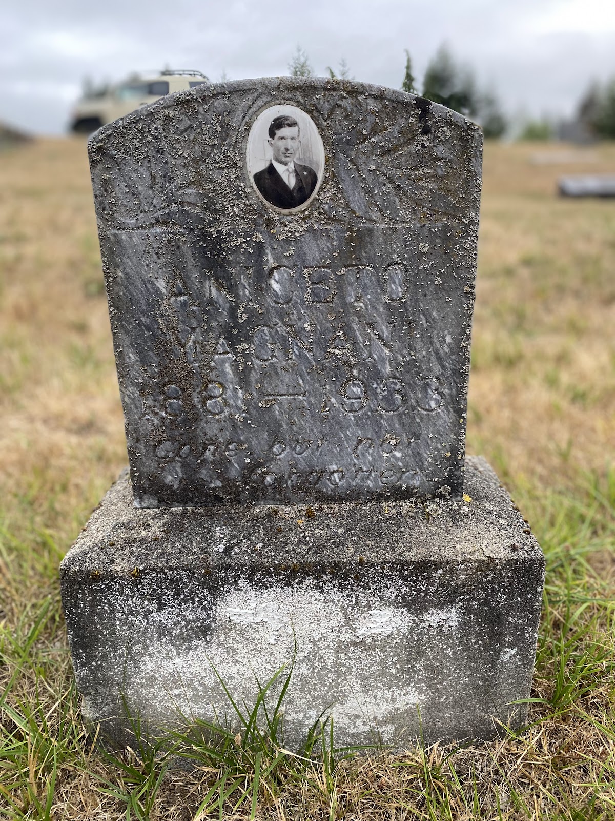 Black Diamond Cemetery cemetery grounds and headstones