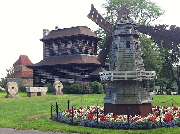 Boothe Memorial Park grounds