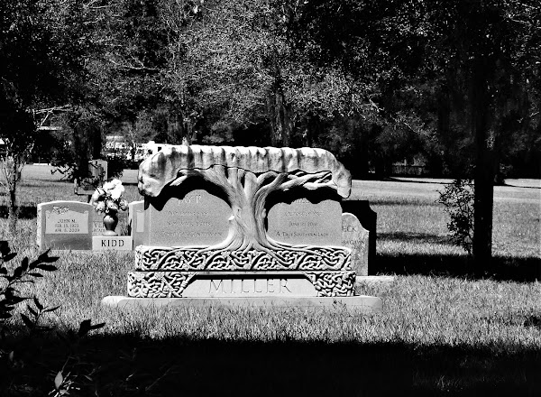 Brooksville Cemetery grounds