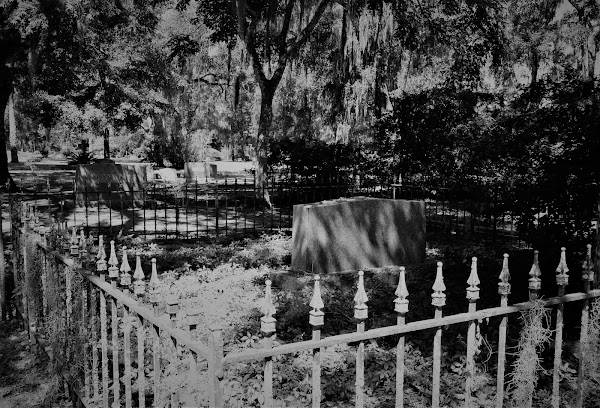 Brooksville Cemetery grounds