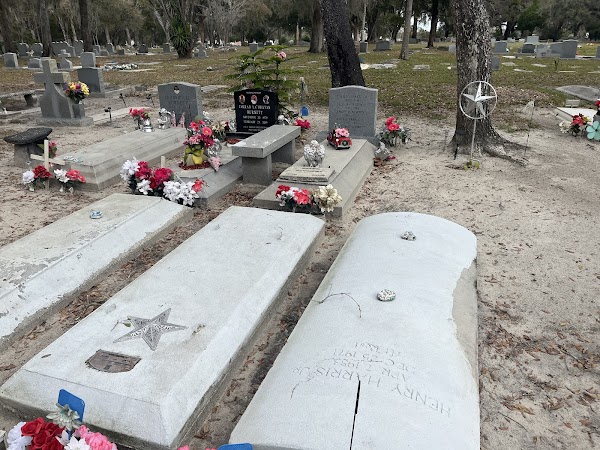 Brooksville Cemetery grounds