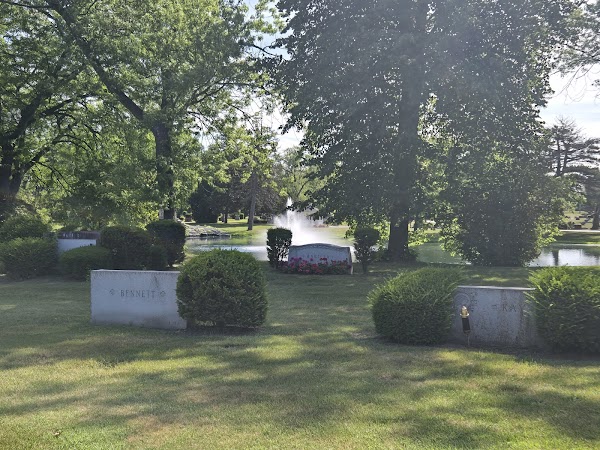 Calumet Park Cemetery Inc grounds