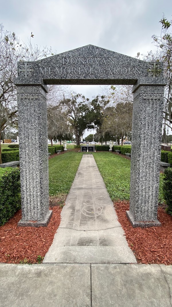 Calvary Catholic Cemetery grounds