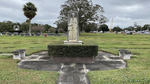 Calvary Catholic Cemetery grounds