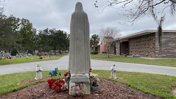 Calvary Catholic Cemetery grounds