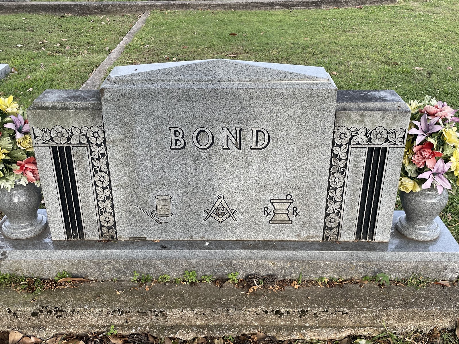 Cedar Grove Cemetery cemetery grounds and headstones