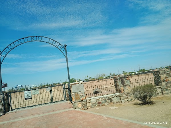 Cementerio Lindo grounds