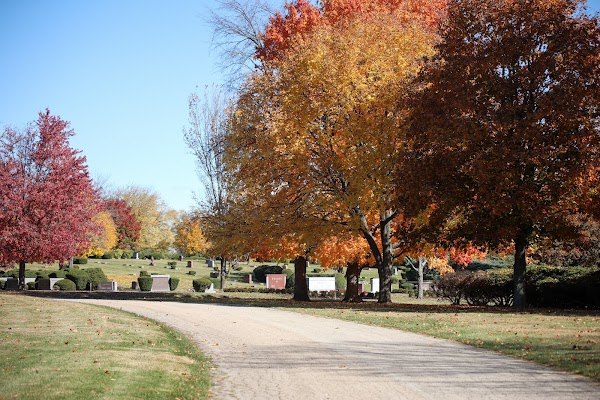 Clarendon Hills Cemetery grounds