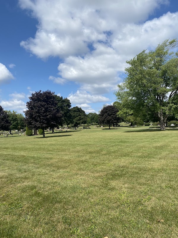Clarendon Hills Cemetery grounds