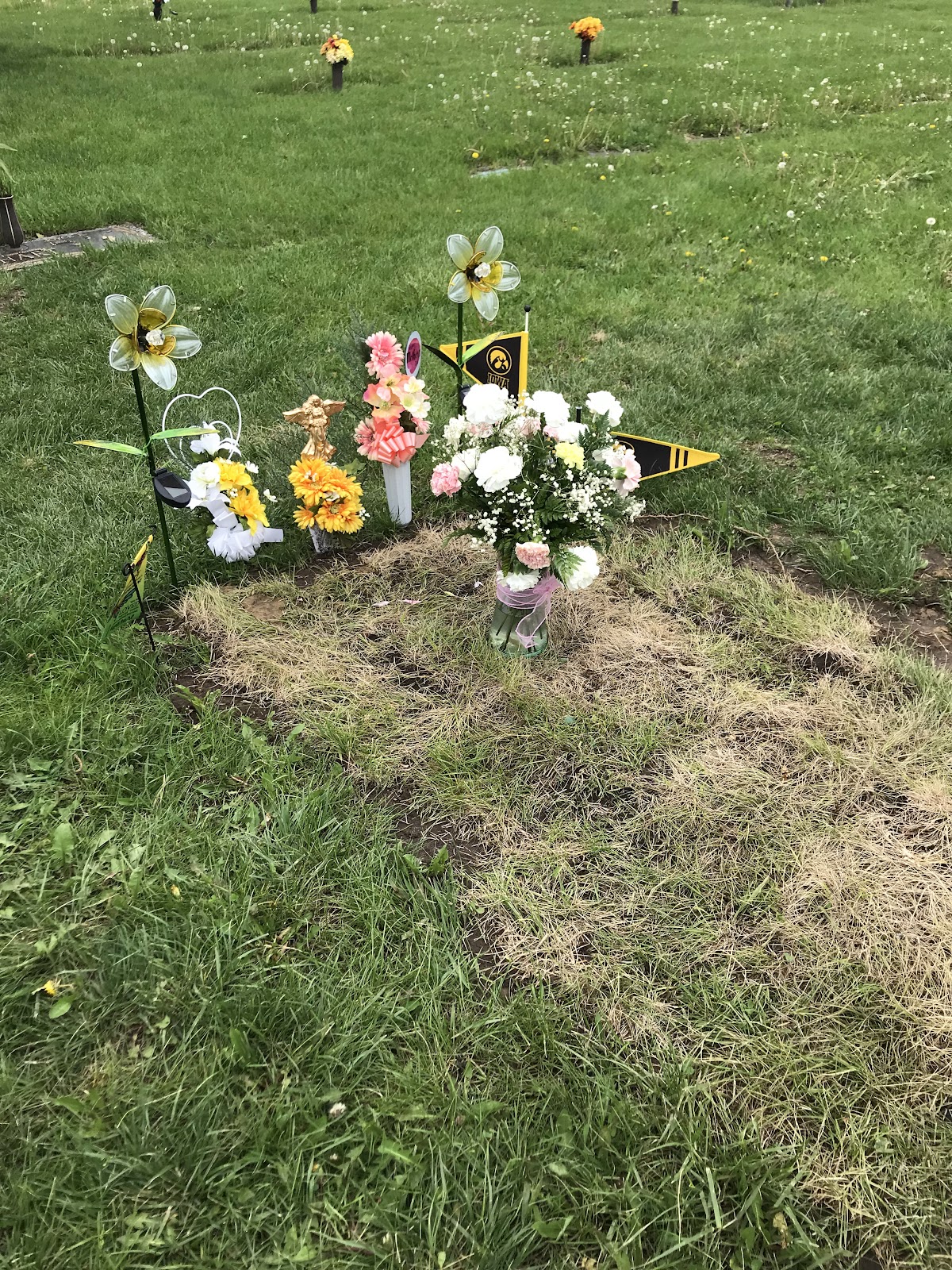 Clinton Lawn Cemetery cemetery grounds and headstones