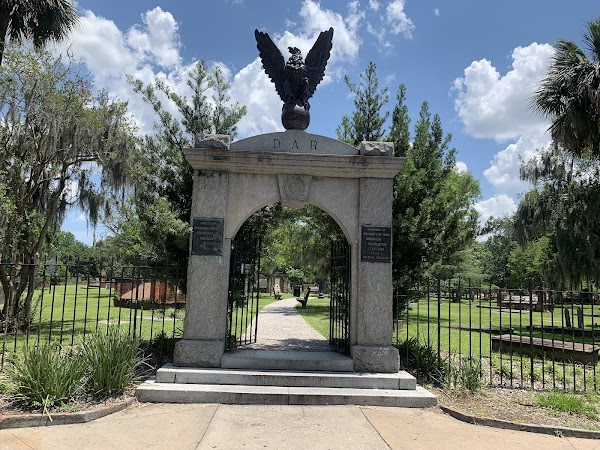 Colonial Park Cemetery grounds
