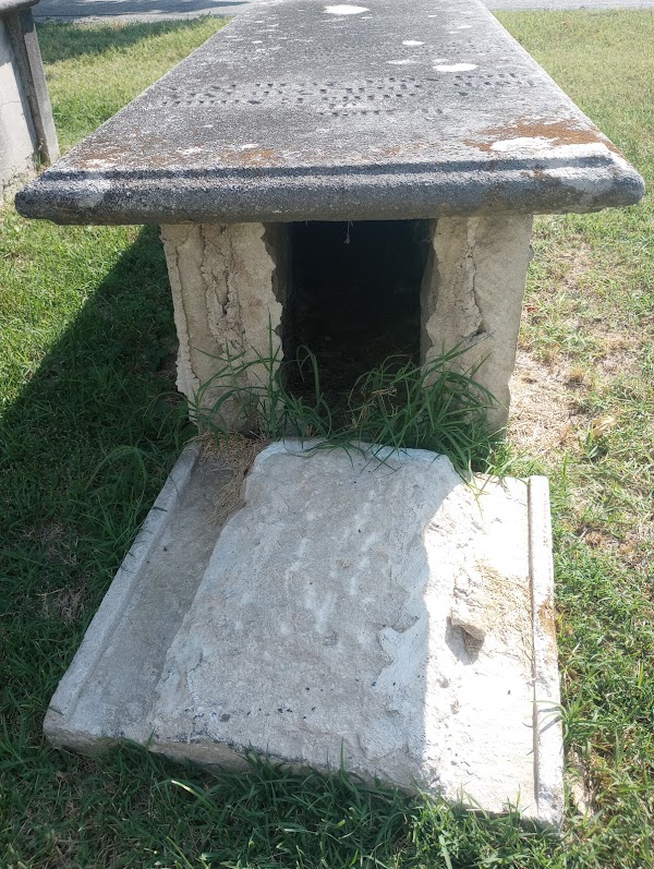 Columbia Cemetery grounds