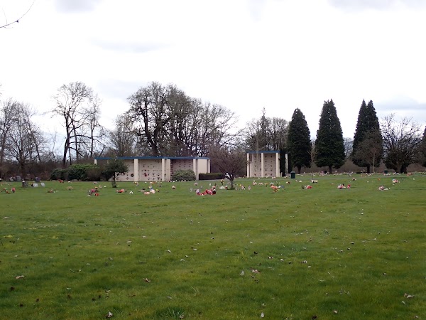 Columbia Memorial Gardens grounds