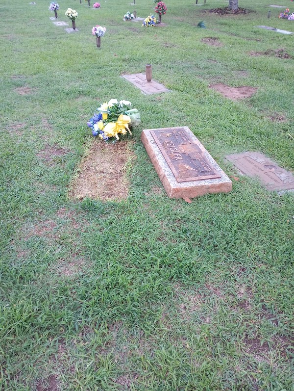 Crestlawn Memorial Gardens grounds