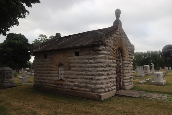 Crown Point Cemetery grounds