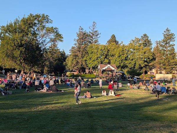 Cupertino Memorial Park grounds
