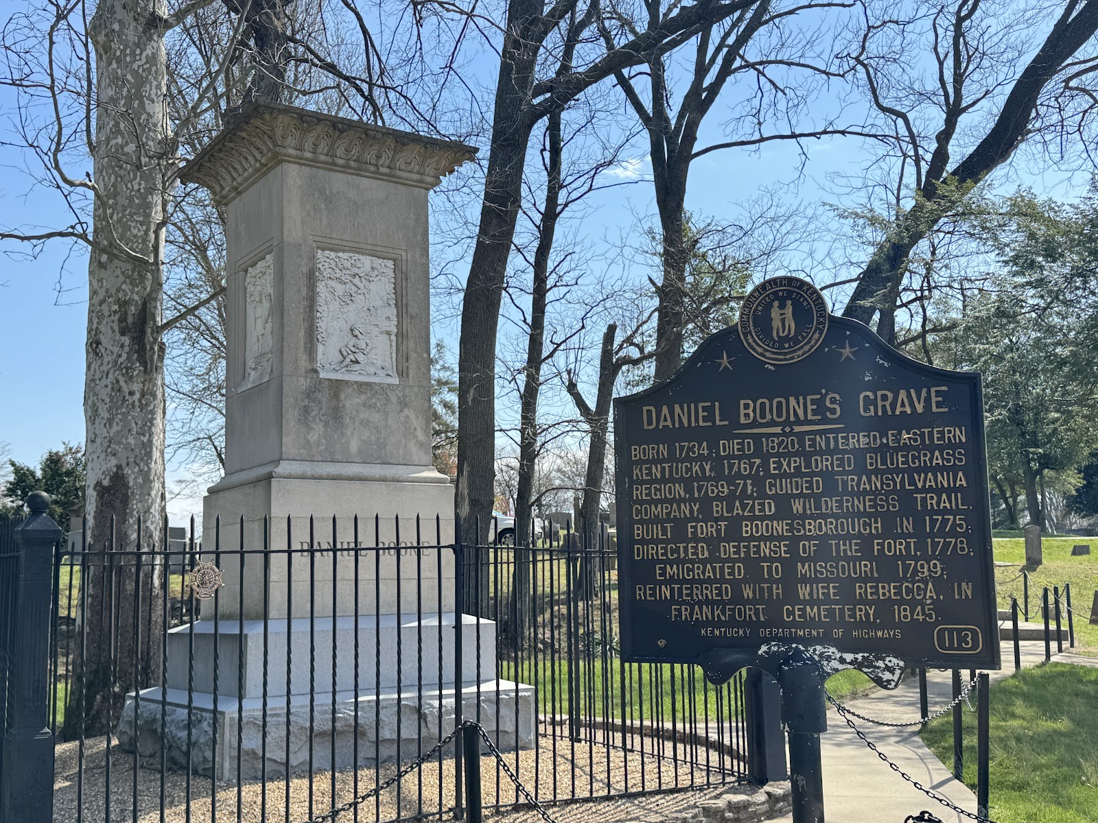 Daniel Boone's Grave cemetery grounds and headstones