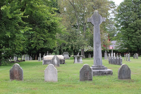 Dellwood Cemetery grounds