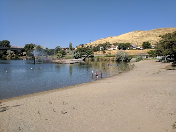 Earl Snell Memorial Park grounds