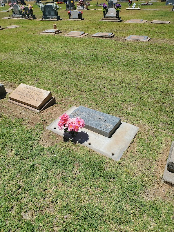 Eloy Memorial Park grounds