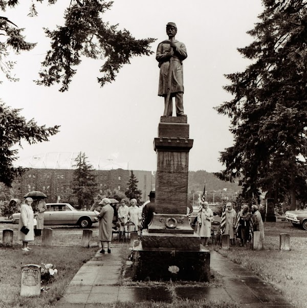 Eugene Pioneer Cemetery grounds