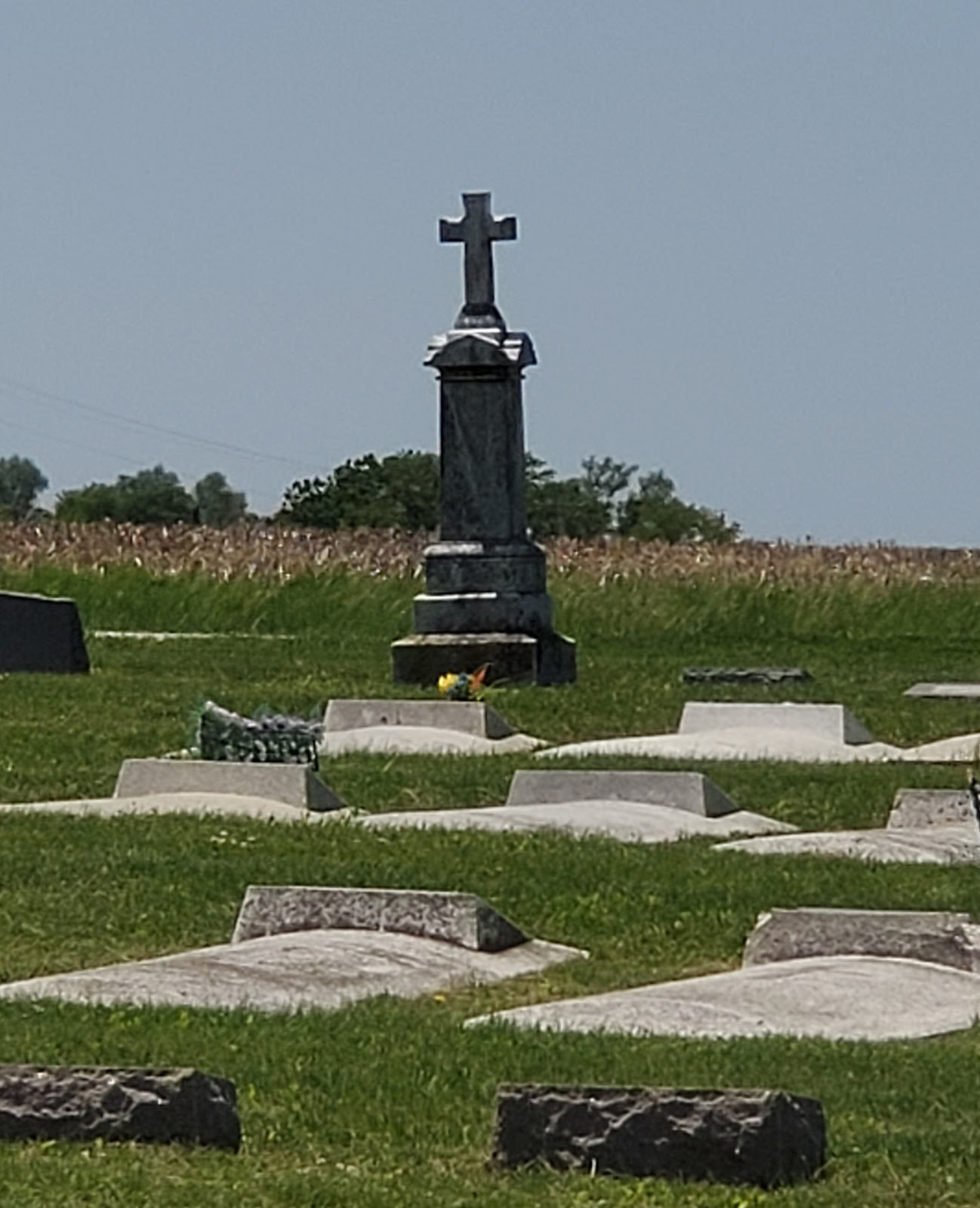 Falls City Cemetery cemetery grounds and headstones