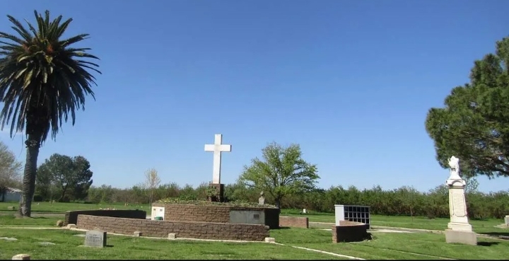 Farmington Memorial Park Inc. cemetery grounds and headstones