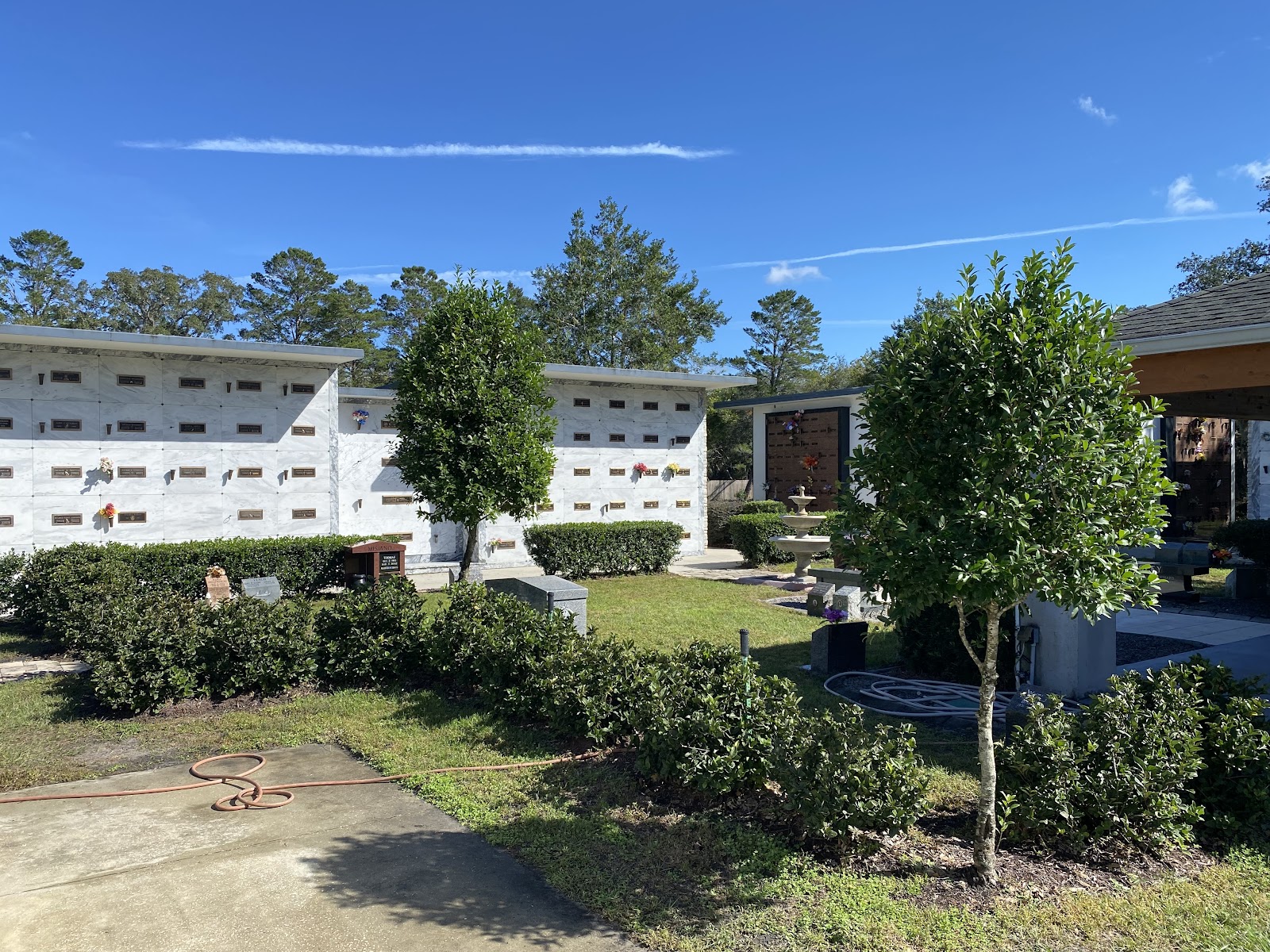 Florida Hills Memorial Gardens cemetery grounds and headstones