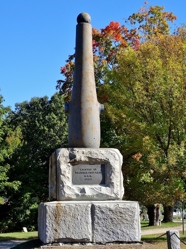 Forest City Cemetery grounds
