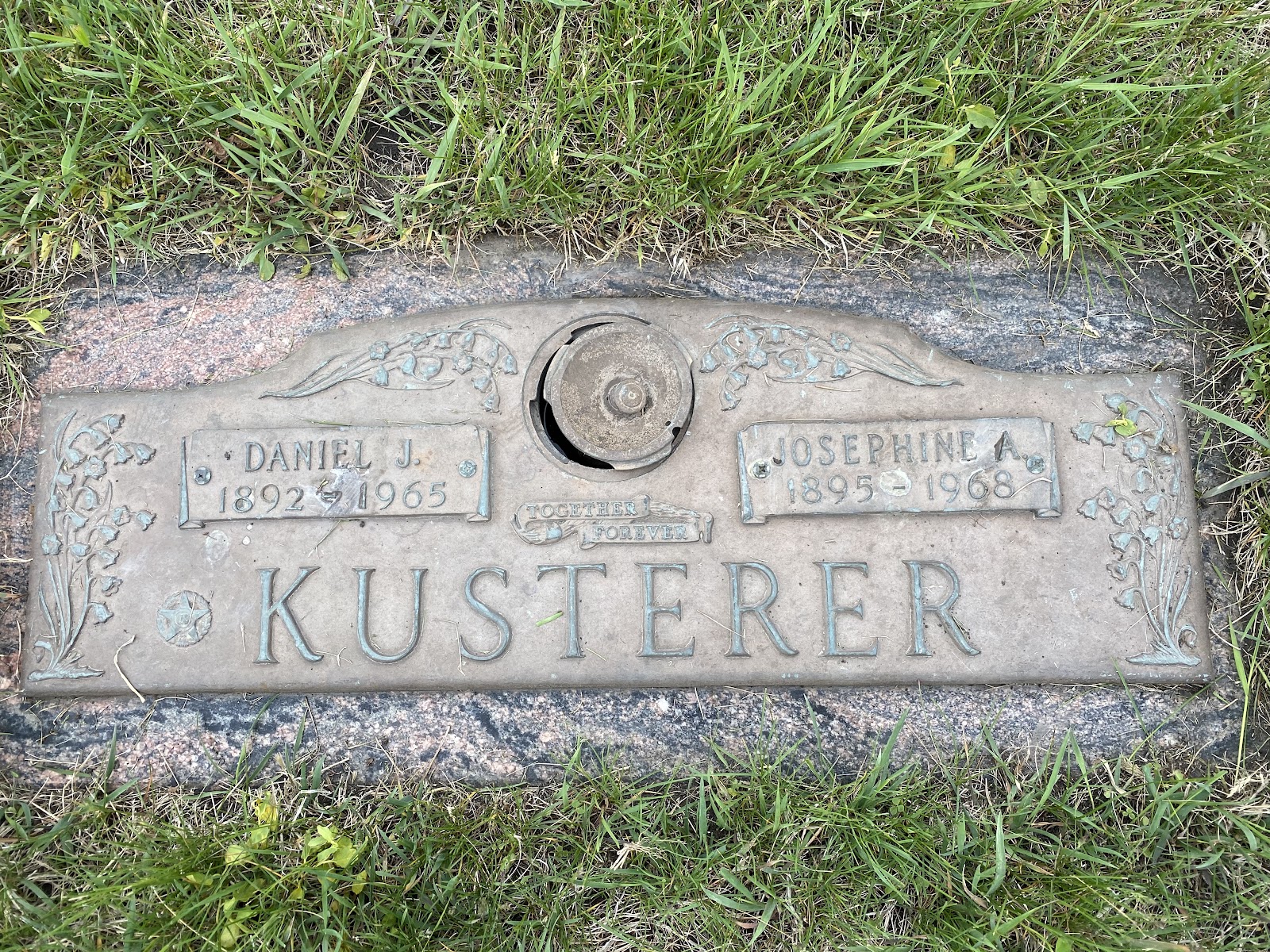 Fort Dodge Memorial Park Cemetery cemetery grounds and headstones