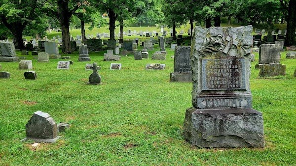 Fort Hill Cemetery grounds