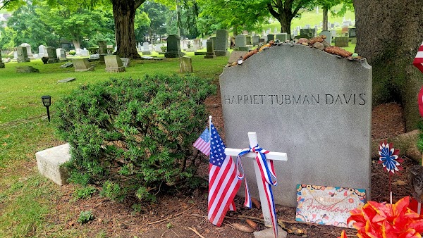 Fort Hill Cemetery grounds