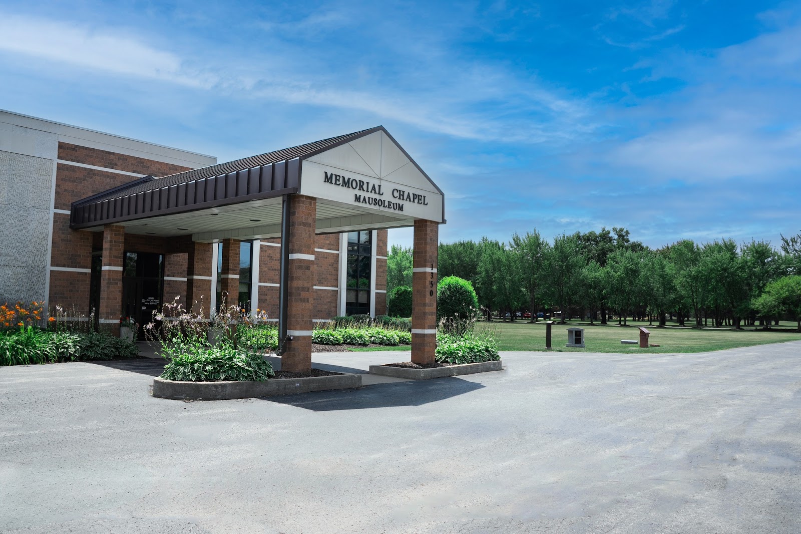 Fort Howard Memorial Park cemetery grounds and headstones